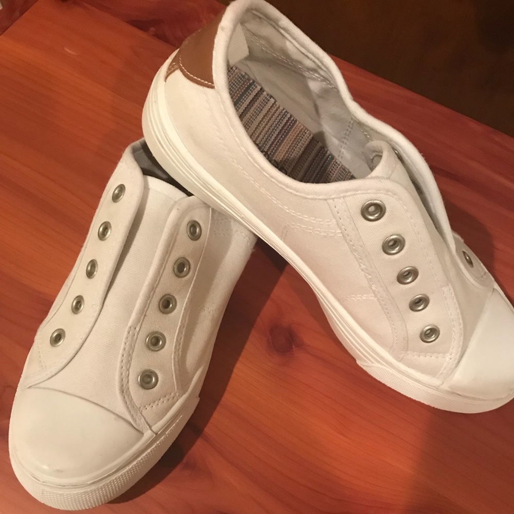 Maurice’s white canvas size 7.5